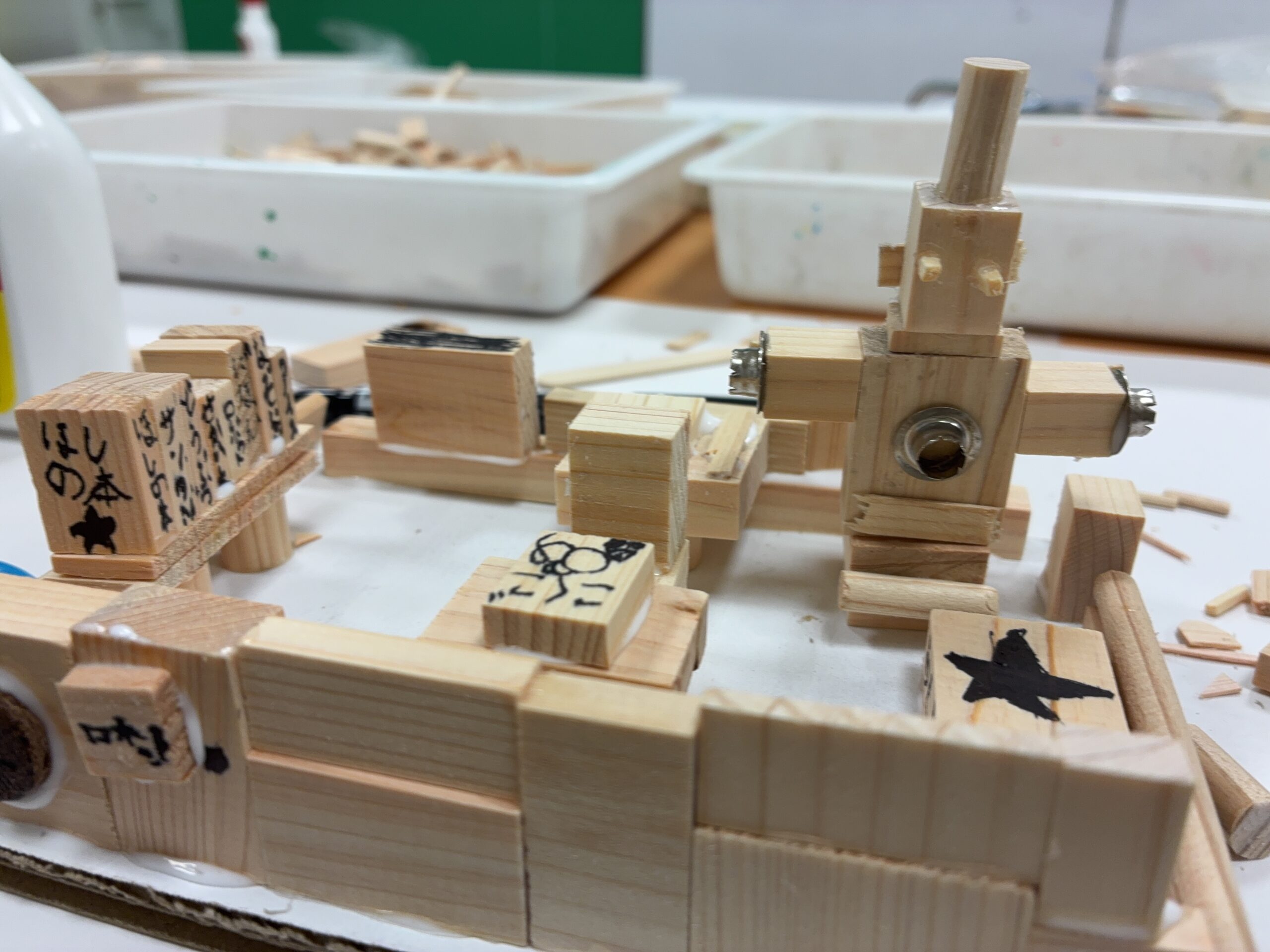 木っ端材で自由工作をしました【2月アート小学生クラスの活動紹介】