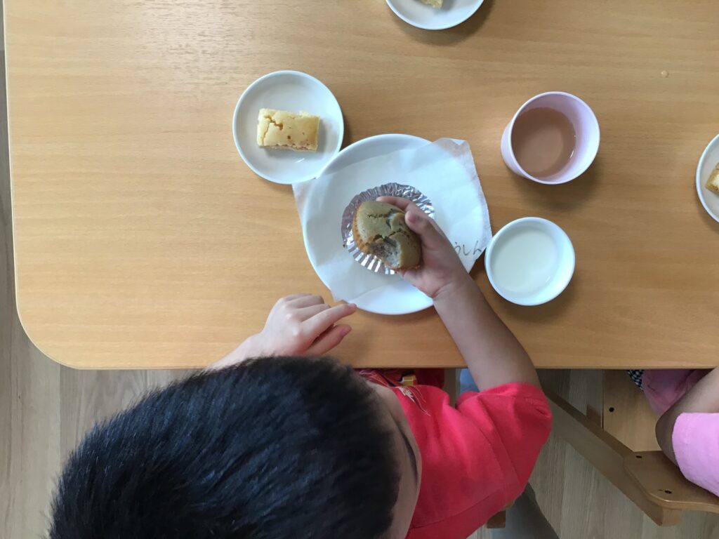 8月の食育（4・5歳児：カップケーキ作り） | アソシエブログ