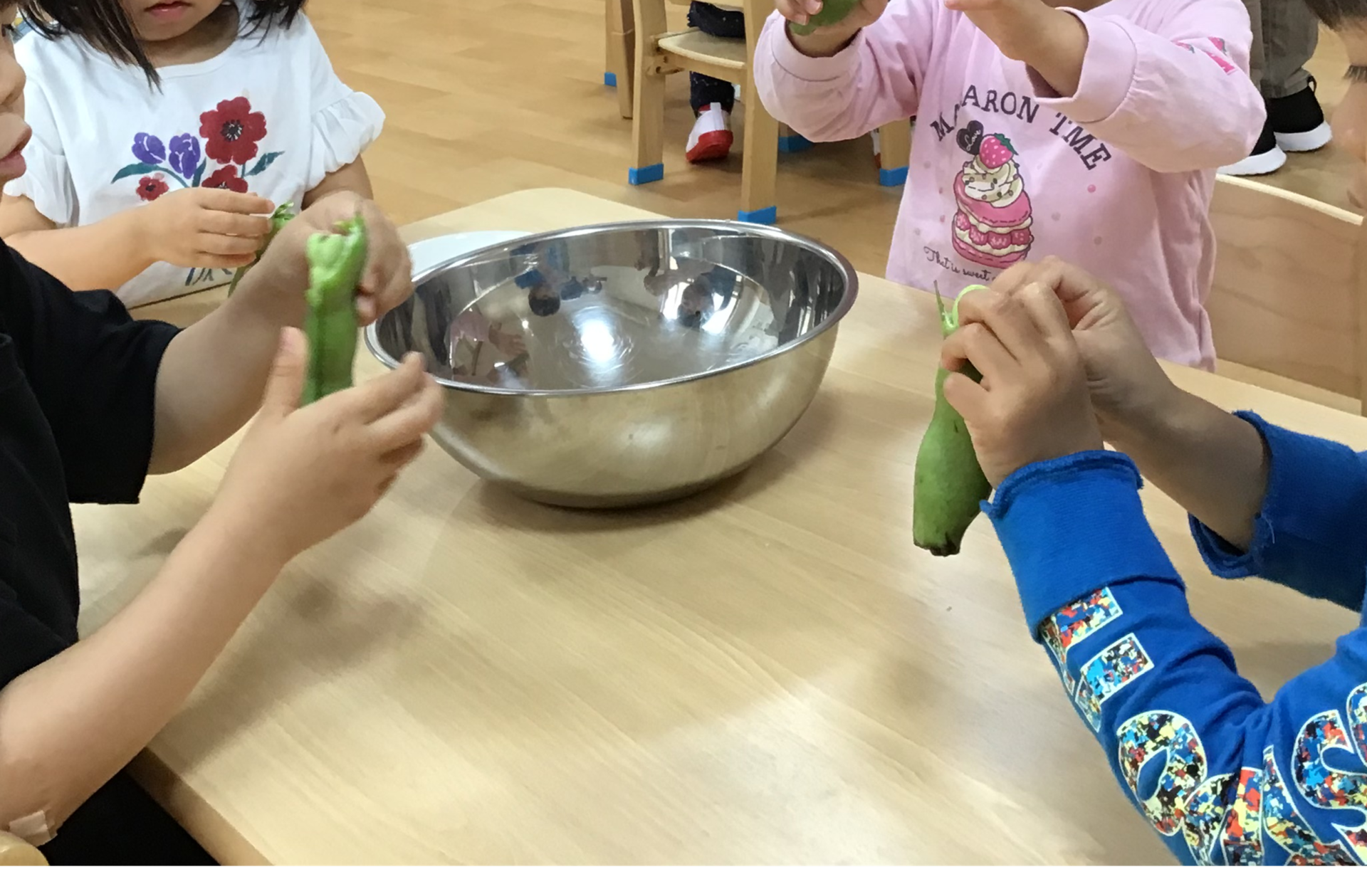 ⁂【食育】そらまめのさやむきをしよう！