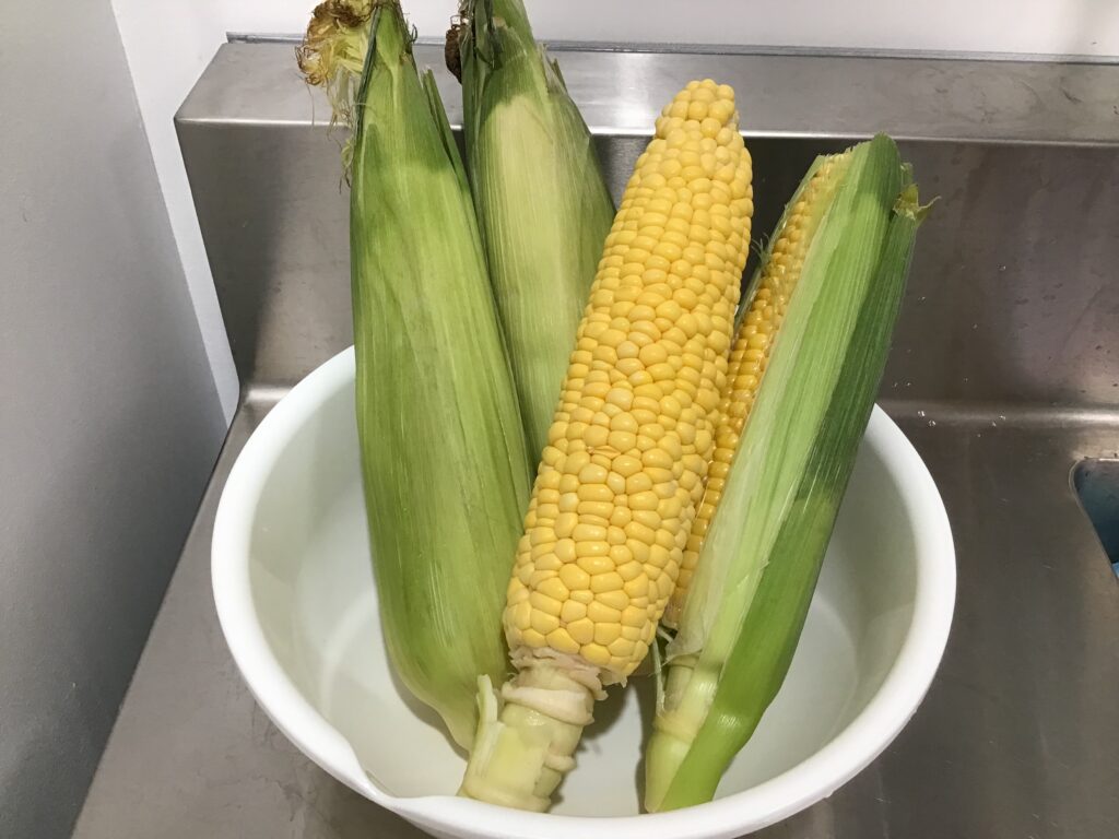 ⁂7月 食育活動 ～とうもろこしの皮むき～