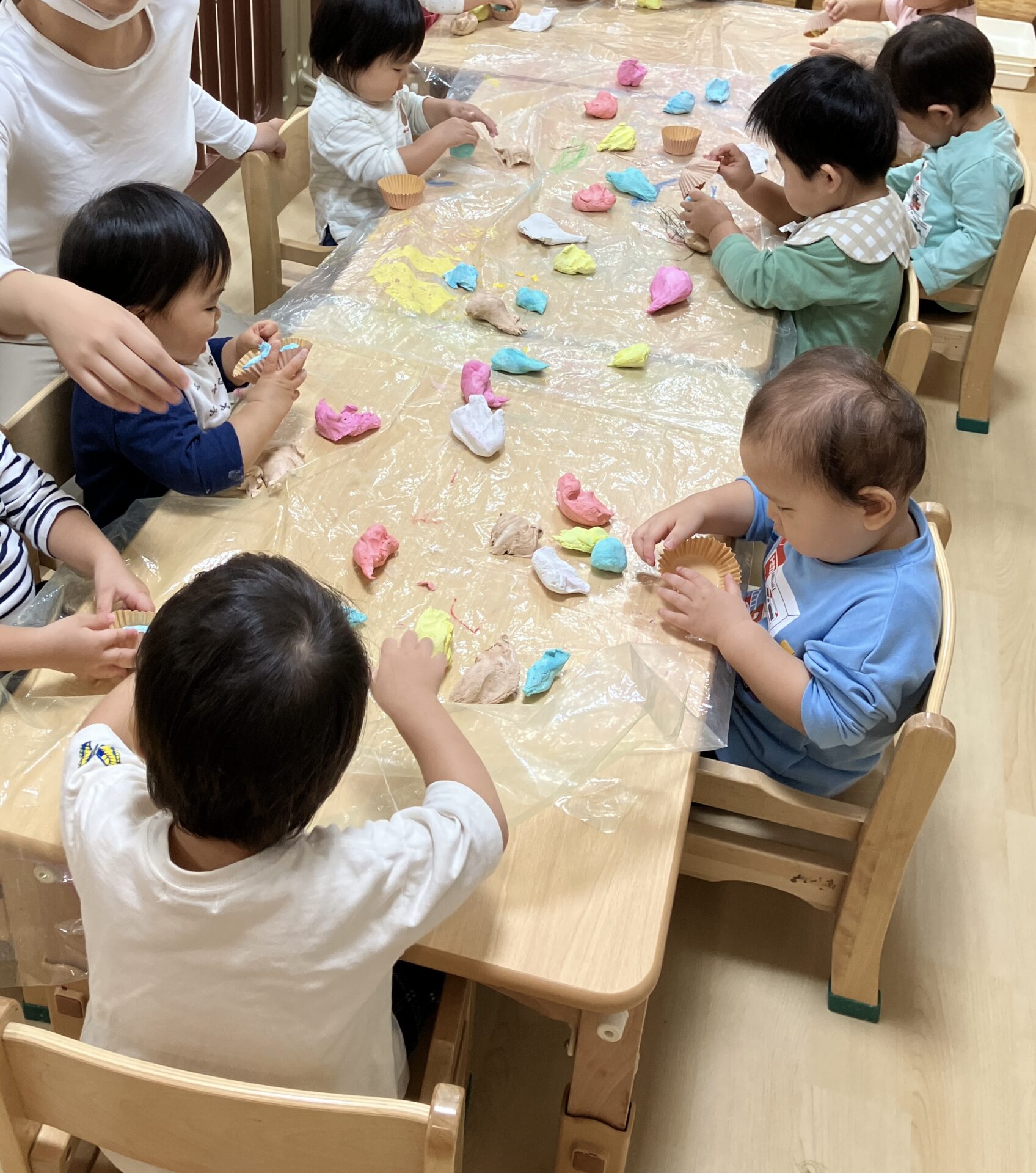 【乳児】遊びが広がる感触遊び（粉遊び）