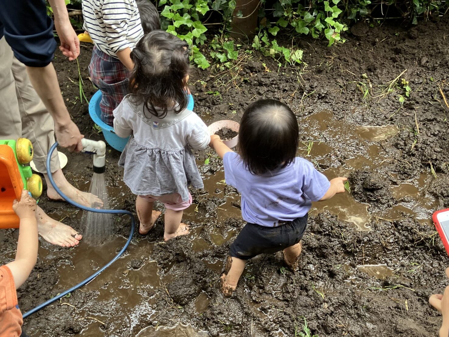 どろんこって気持ちいいねぇ　～園庭でのどろんこ遊び～