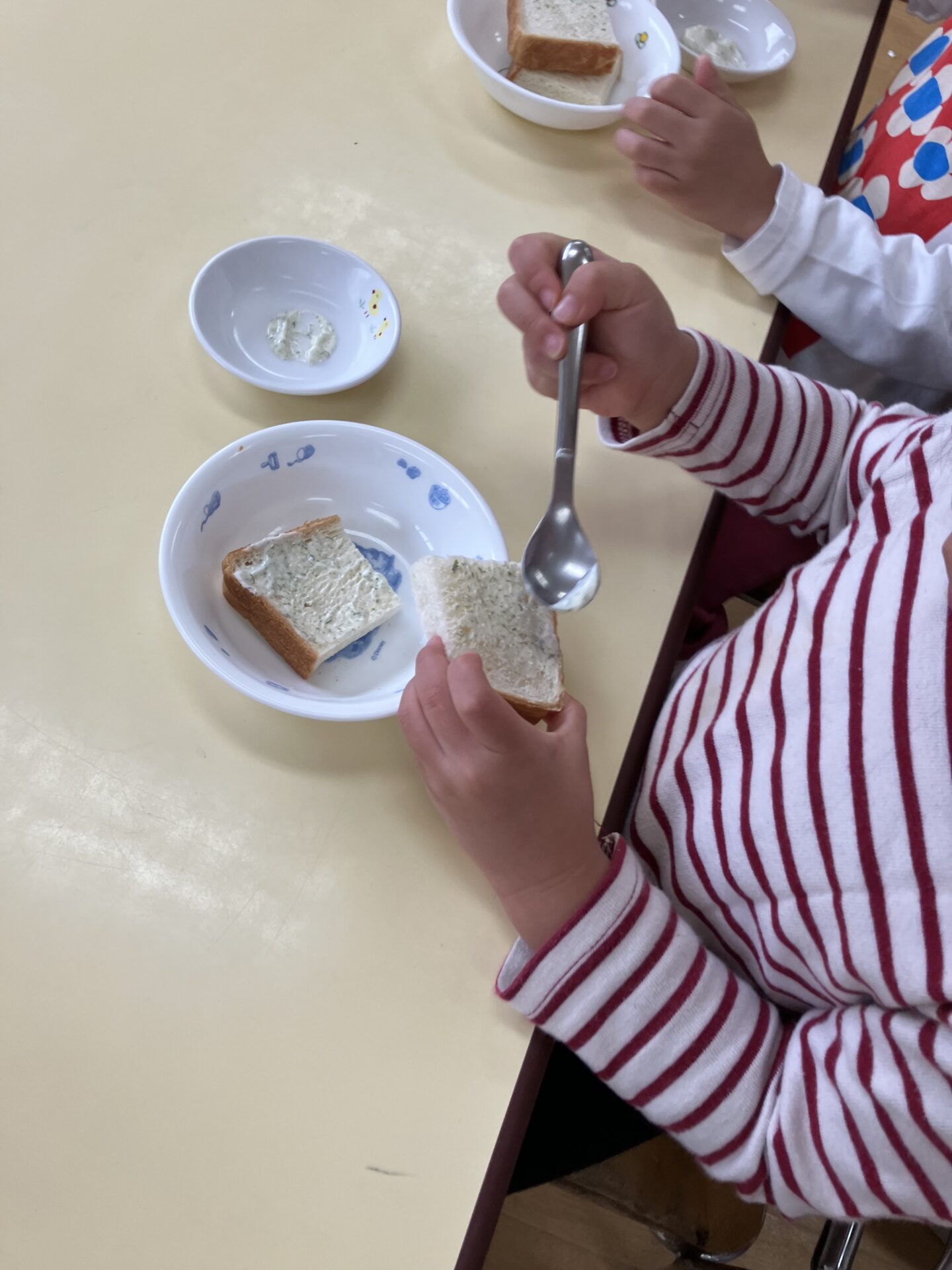 ⁂3歳児食育　のりマヨを食パンに塗ってみよう