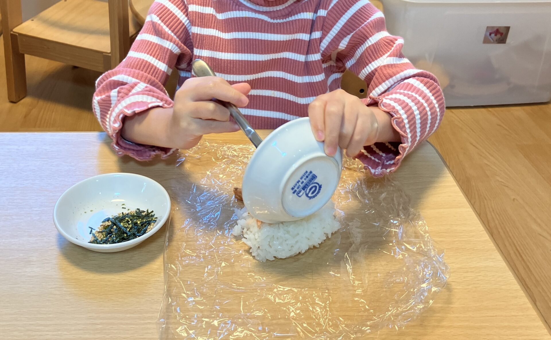 ⁂2歳児クラス食育活動～おにぎりを握ろう