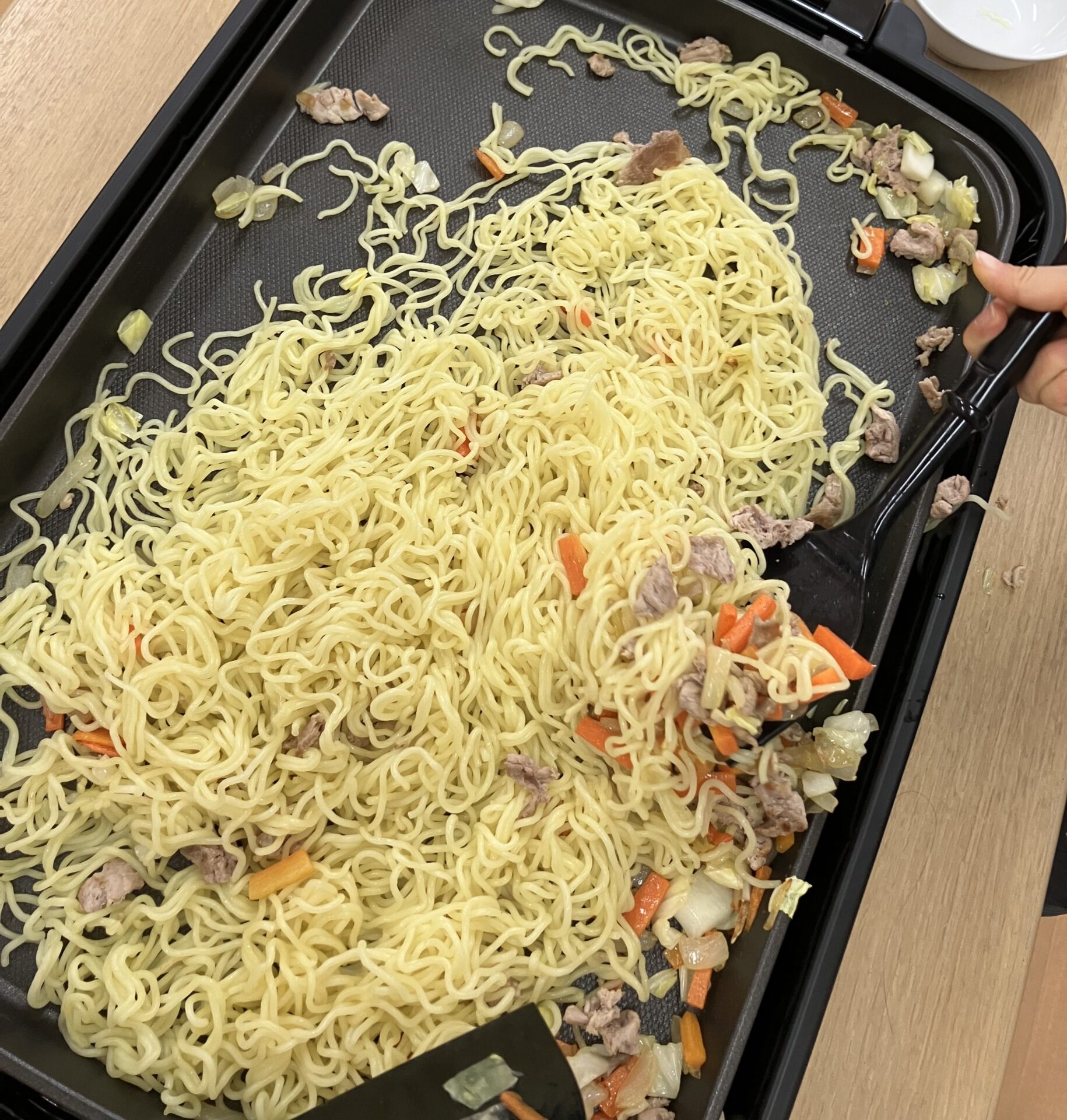 ⁂４歳児食育　ホットプレートで焼きそば作り♪