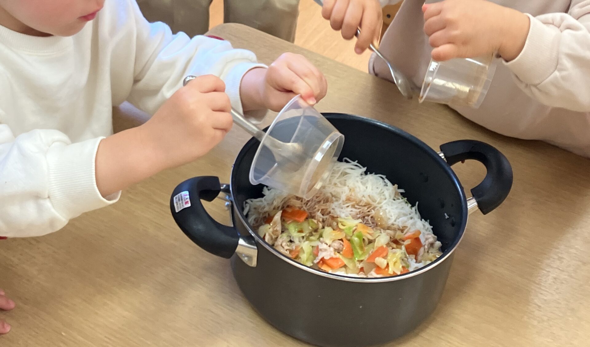 ２歳児食育　焼きビーフンを作ってみよう