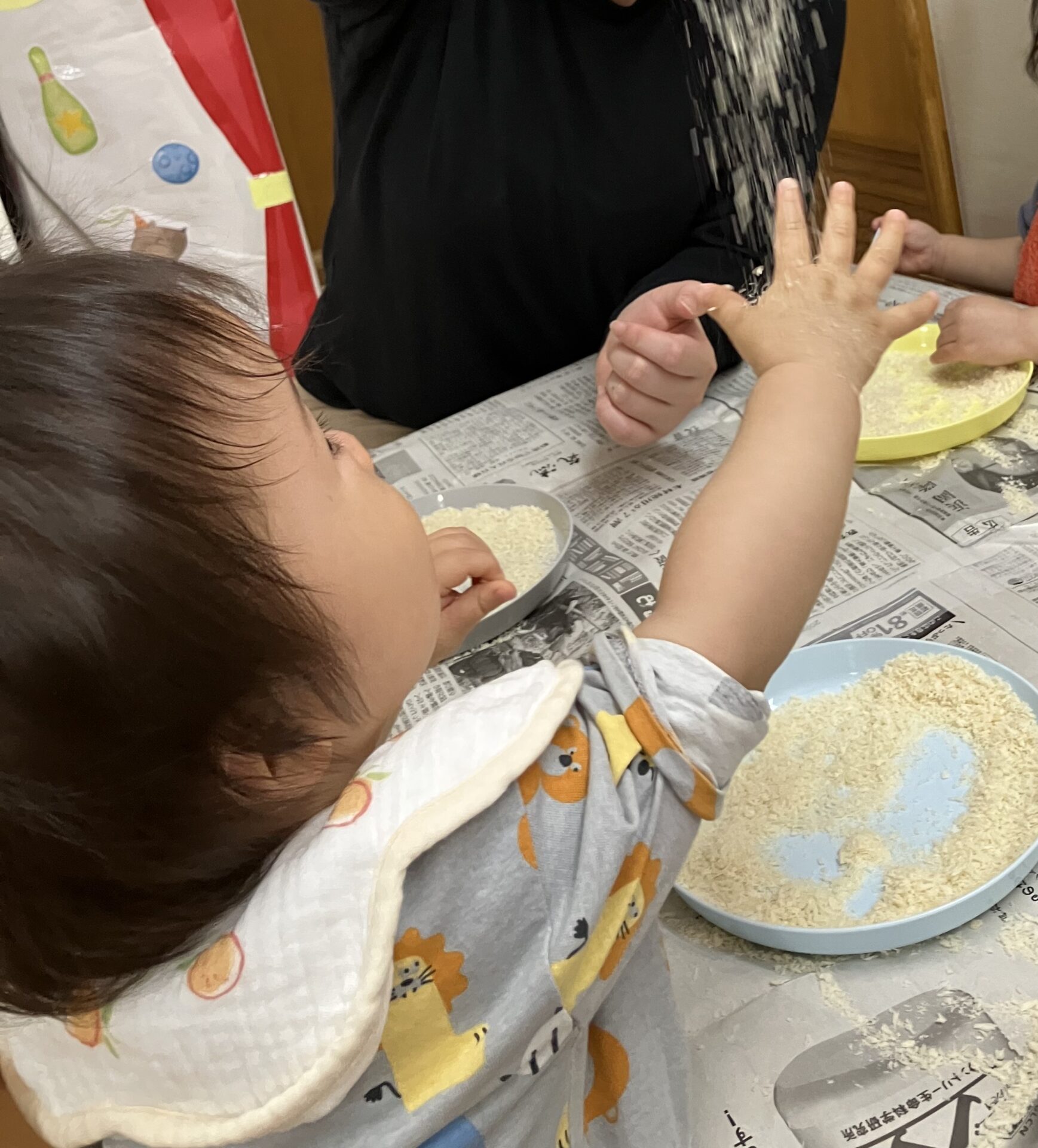 ⁂感触あそび～パン粉～