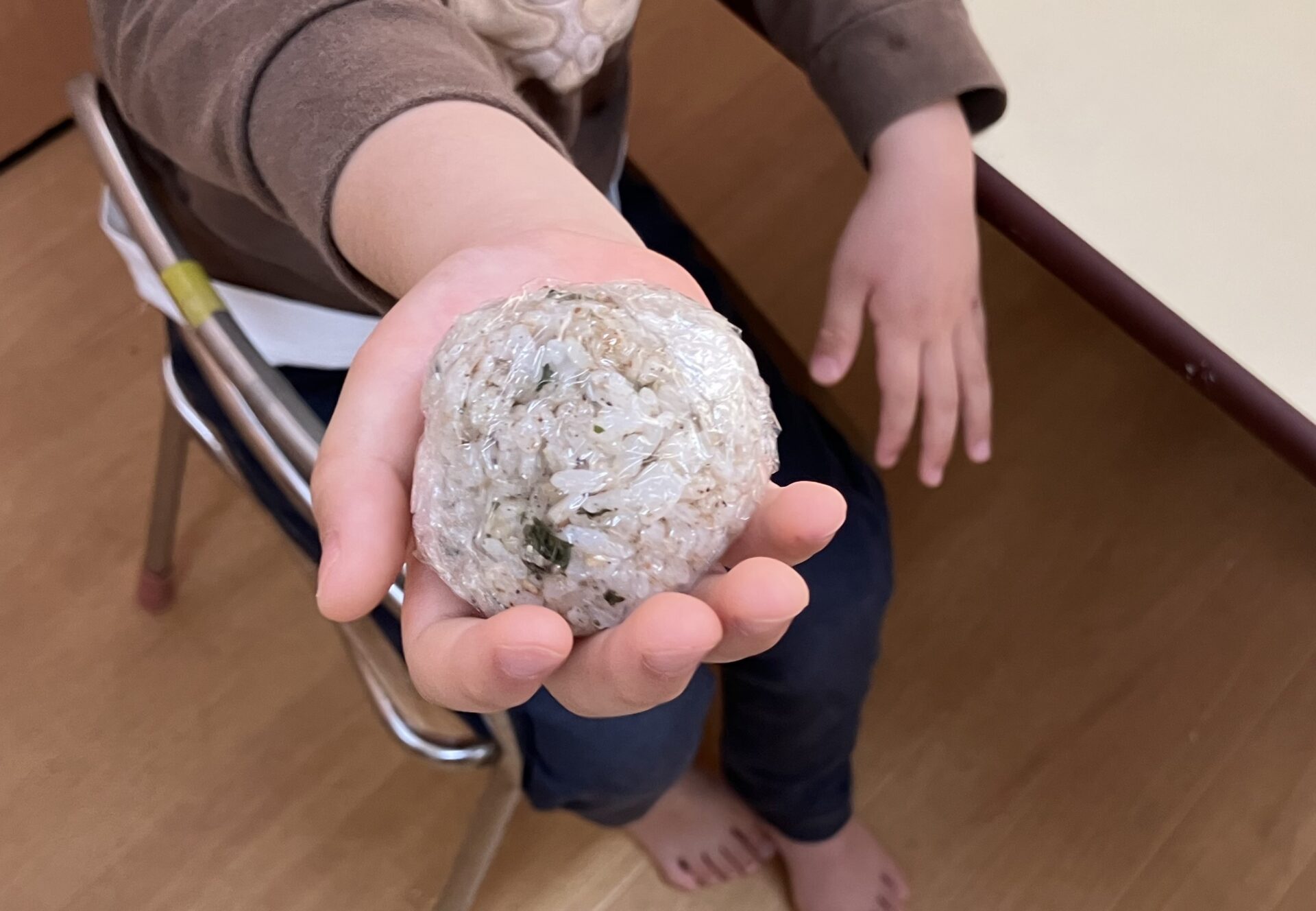 ⁂3歳食育　ラップでおにぎり作り♪