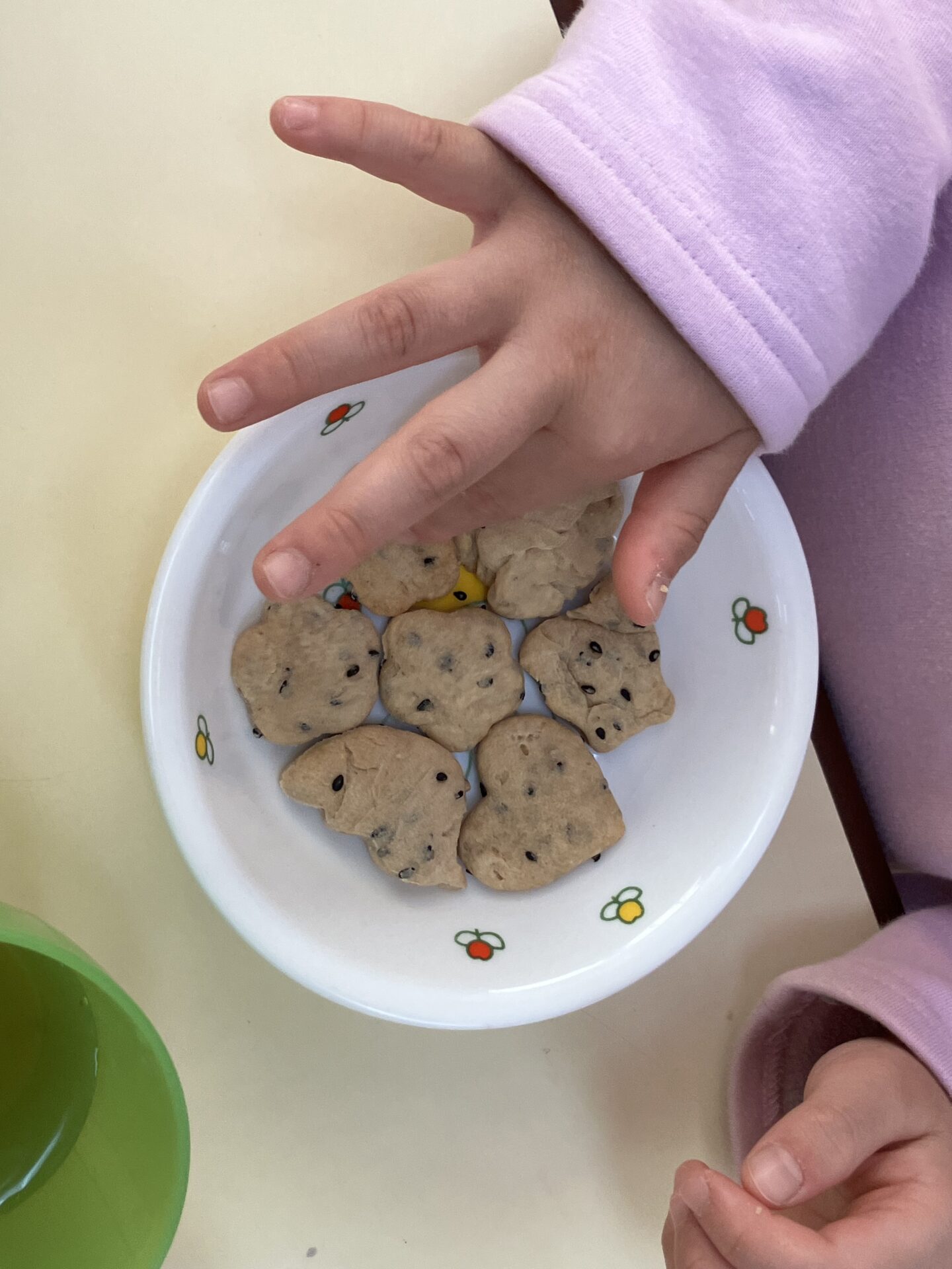 ⁂４歳児食育　鉄分、ビタミンってなあに？＆黒ゴマクッキー作り