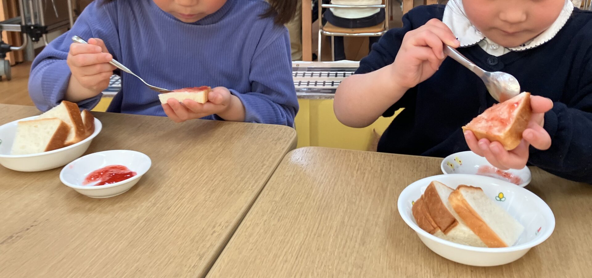 ３・４歳児食育　いちごジャムサンドを作ろう🍓